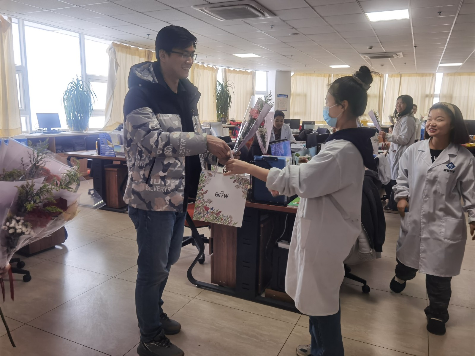 女士節(jié)公司給女士們發(fā)放禮物